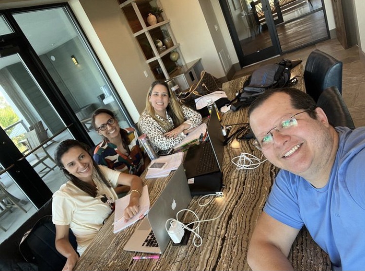 Equipe Brazucas Board reunida sorrindo.